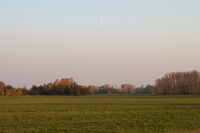 на фото: осенний деревенский пейзаж с луной