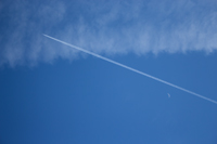 облако, след самолета и луна